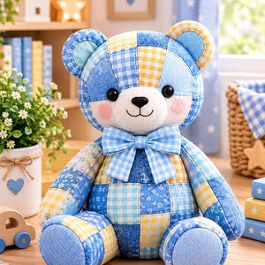 Könnte beinhalten: Ein Plüschteddybär aus einem Patchwork-Muster aus blauen und gelben Stoffquadraten. Der Bär trägt eine hellblau-weiß karierte Fliege am Hals, hat runde schwarze Augen, eine gestickte Nase und weiche rosa Flecken auf den Wangen.