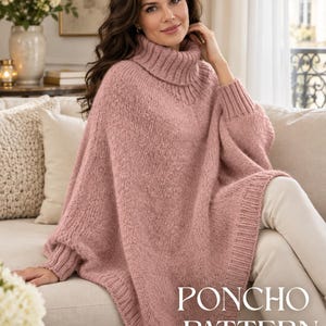 Könnte beinhalten: Ein altrosa gestrickter Poncho mit hohem Rollkragen, langen Ärmeln mit gerippten Bündchen und einem breiten gerippten Saum. Das Kleidungsstück hat eine strukturierte Strickoptik und der Text PONCHO PATTERN ist unten rechts in Weiß aufgedruckt.