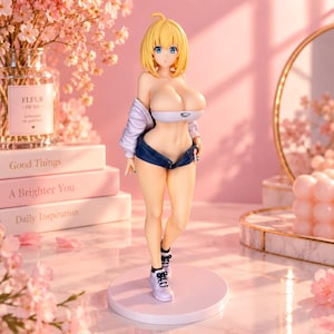Può includere: Una statuetta in stile anime che raffigura un personaggio con capelli biondi corti e occhi azzurri. La figura indossa un top bianco, una giacca aperta color viola chiaro, pantaloncini di jeans blu scuro e scarpe da ginnastica bianche.