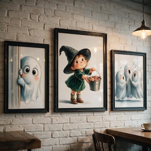 Peut inclure: Trois cadres muraux illustrés sur le thème d'Halloween. L'image de gauche montre un fantôme blanc qui regarde derrière un mur. L'image centrale représente un enfant avec un chapeau de sorcière et une robe verte tenant un seau de bonbons. L'image de droite montre trois fantômes qui chantent.