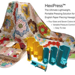 Puede incluir: Herramientas de prensado HexiPress en amarillo y azul cerceta, una bandeja organizadora transparente con artículos de costura y una colcha colorida con patrón de hexágonos. El texto dice: HexiPress, The Ultimate Lightweight, Portable Pressing Solution for English Paper Piecing Hexagons!, Four Sizes and Seven Colors Available, Variable Pressure Control, Easy To Use.
