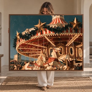 Può includere: Una stampa artistica da parete rettangolare incorniciata che raffigura una giostra vintage di notte. La scena presenta cavalli da giostra bianchi con selle rosse, illuminati da luci calde, decorati con ghirlande verdi e grandi stelle dorate.