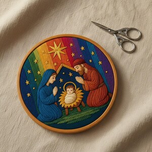 Könnte beinhalten: Ein runder Stickrahmen mit einer Krippenszene, in der eine blau gekleidete und eine rot gekleidete Figur neben einem Baby in einer Krippe knien, vor einem regenbogenfarbenen Hintergrund mit gelben Sternen und einem großen Stern, dazu eine Metallschere.