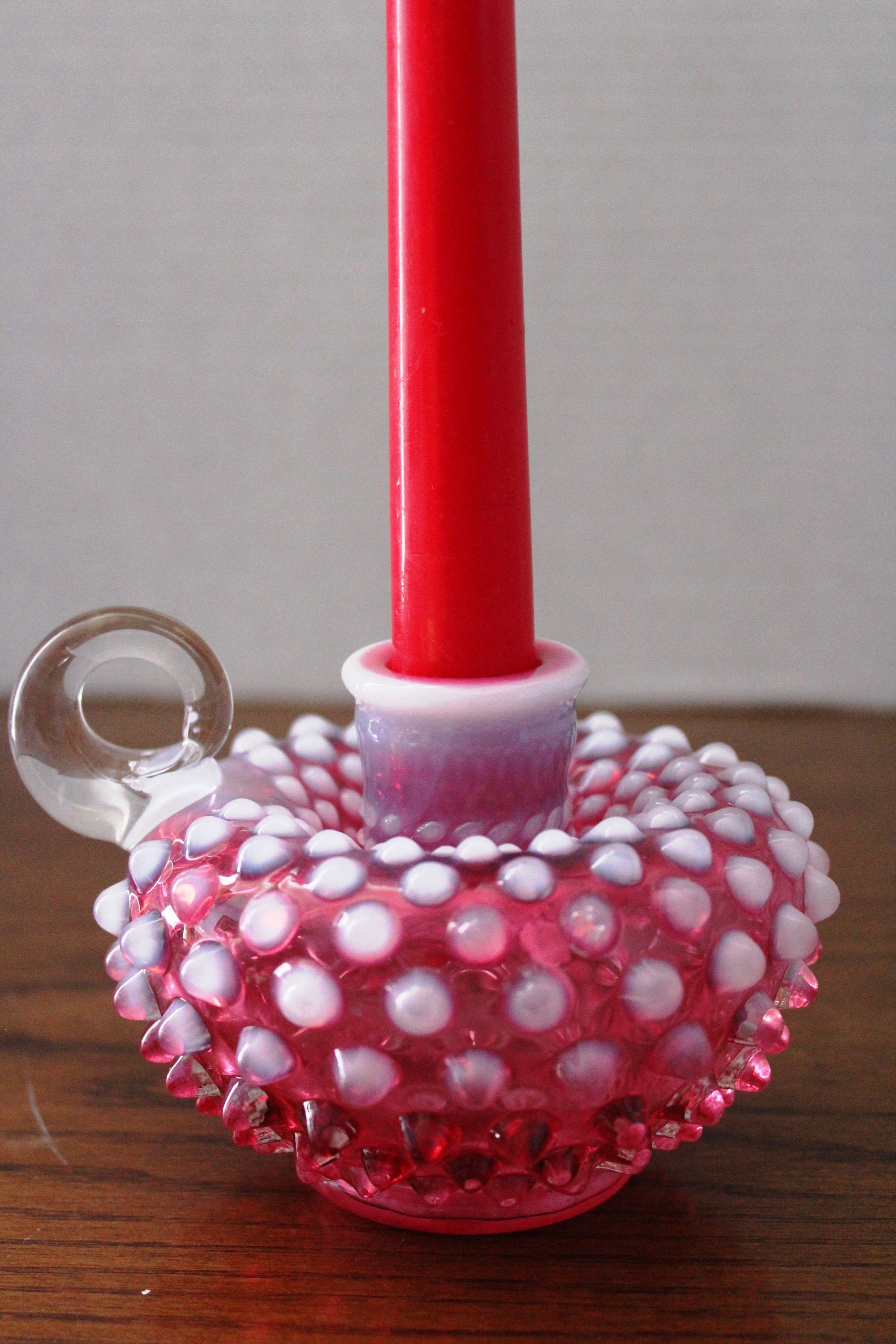 フェントン クランベリーオパールセント　ホブネイル　フィンガーキャンドルホルダー Fenton Cranberry Opalescent Hobnail Handle Candlestick Holder - Etsy
