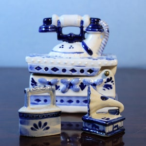 20Prozent Rabatt Miniatur Handgemaltes Delft Blue Klapptelefon mit Old Style Phonographen und Bügeleisen