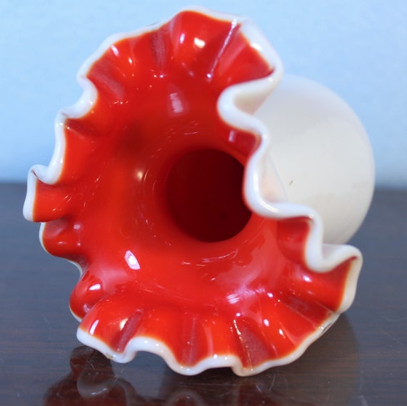 フェントンミルクガラスの赤い小さな花瓶またはキャンドルホルダーが20