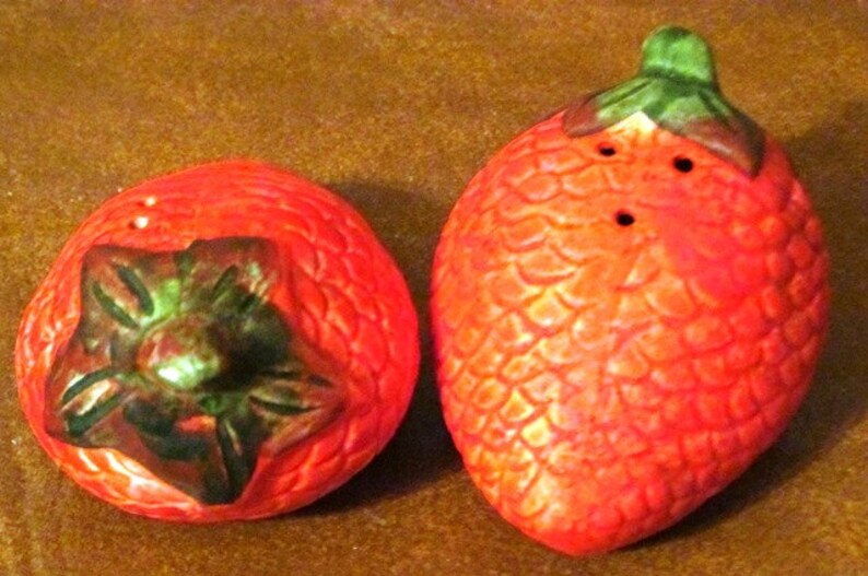 ONETIMESALE Vintage Strawberry Salt and Pepper Shakers with Plastic Corks