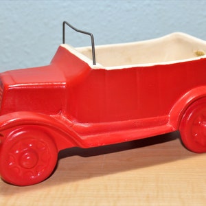 REA... Vintage Haeger röd cabriolet-planter: Keramik från mitten av århundradet