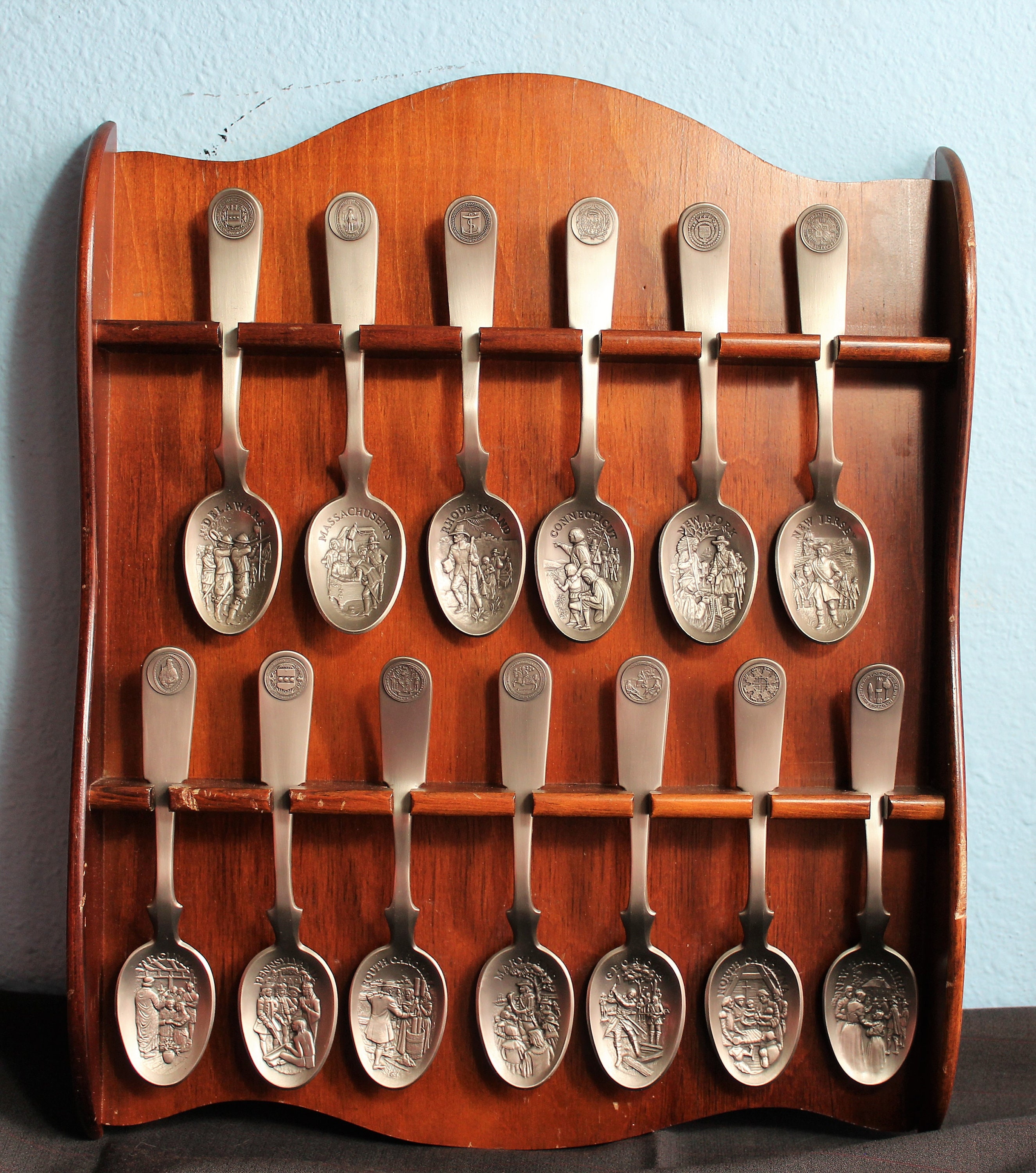 ヴィンテージの ピュータースプーン・コレクション Vintage Pewter Spoons: 13 Original States, Wood Display Rack - Etsy