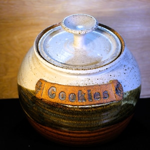 25Percent Off  Cabin Design Nature&#39;s Stone Appearance Cookie Jar