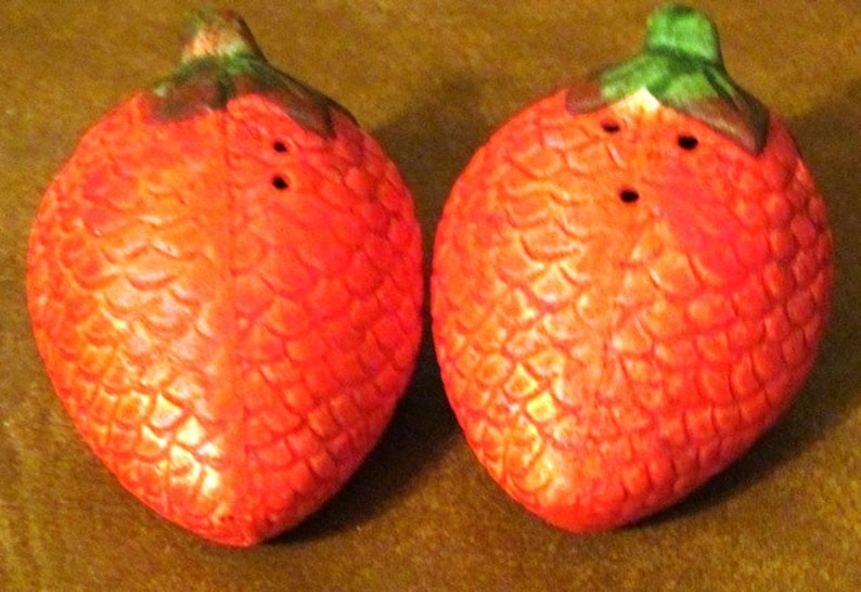 ONETIMESALE Vintage Strawberry Salt and Pepper Shakers with Plastic Corks