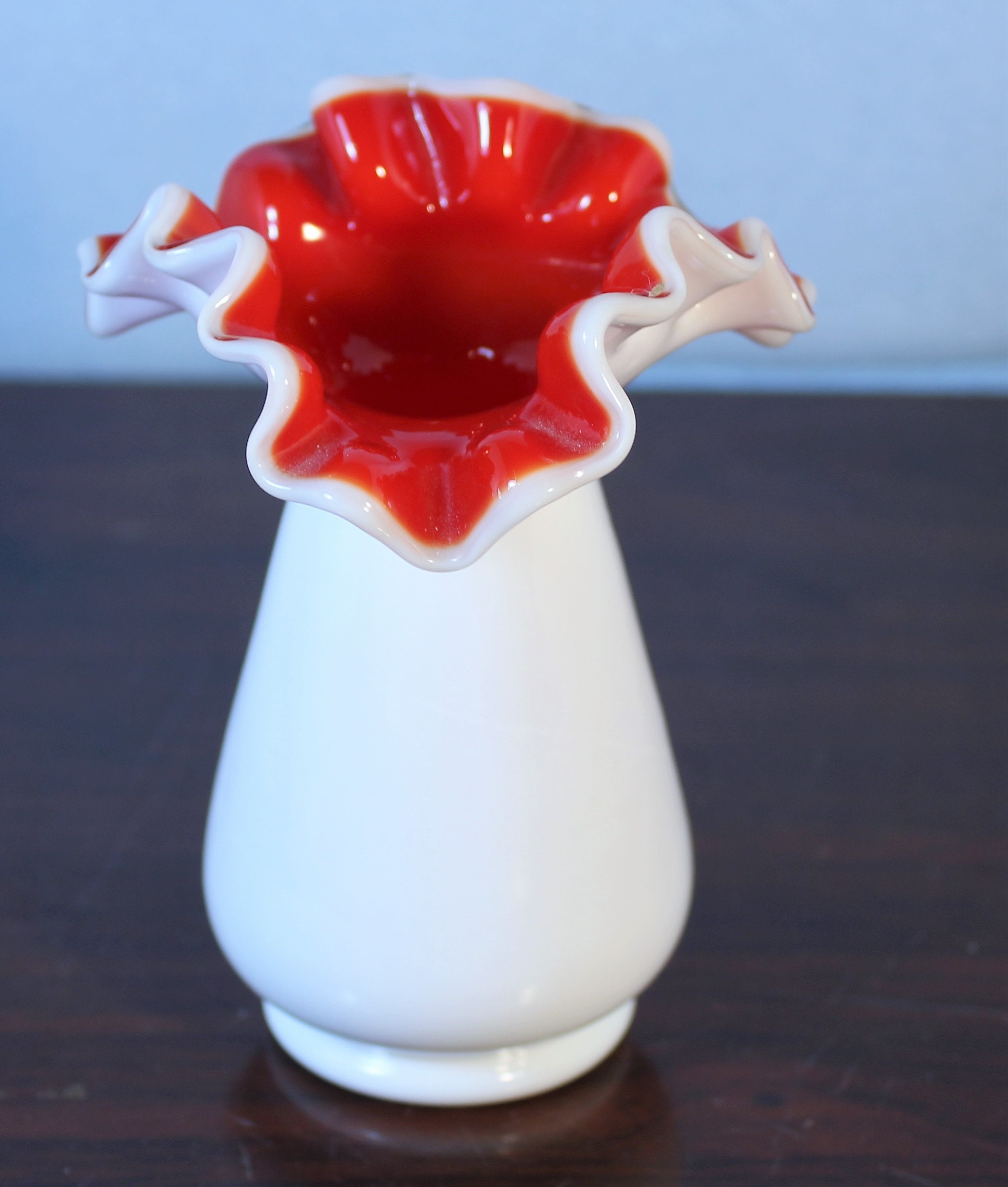 フェントンガラス　オブジェ キャンドルホルダー　花瓶 フェントンミルクガラスの赤い小さな花瓶またはキャンドルホルダーが20