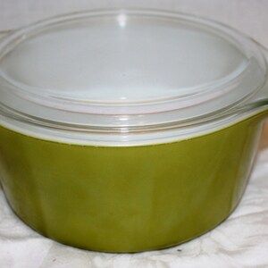 20Percent Off   40 Percent OFF    Vintage Pyrex 1 1/2 Quart Casserole Dish in Verde with Lid