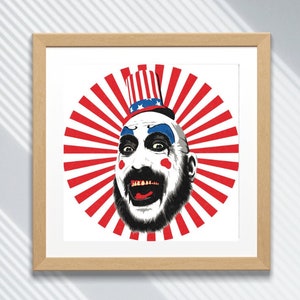 Puede incluir: Una ilustración enmarcada de un payaso con un sombrero estrellado rojo, blanco y azul, una cara blanca con maquillaje negro y una amplia sonrisa con dientes. El payaso está rodeado de un fondo a rayas rojo y blanco.