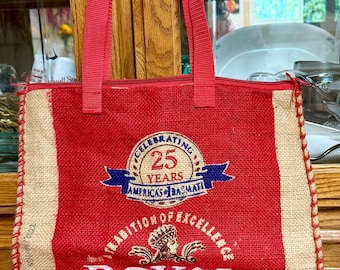 Bolso de hombro de yute reciclado, estilo moderno y sostenible.