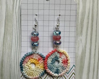 Pendientes de ganchillo hechos a mano - Redondos multicolores con cuentas