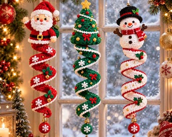 Puede incluir: Tres adornos de ganchillo colgantes que representan a Santa Claus, un árbol de Navidad y un muñeco de nieve. Cada figura está unida a una larga cola de ganchillo en espiral decorada con pequeños copos de nieve blancos, acebo y cascabeles dorados.