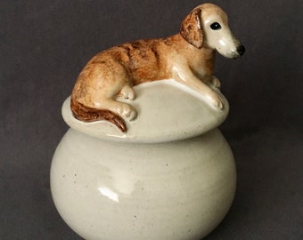 Urna de arcilla de gres hecha a mano con forma de perro salchicha