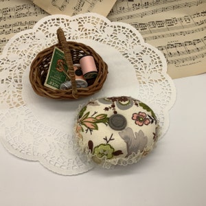 Hand Made Pin Cushion-Vintage Sewing Notions-Handmade Pincushion-Vintage Fabric-Vintage Sewing Supplies-Sewing Gift-Gift for a Quilter