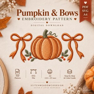 Può includere: Un modello di ricamo digitale intitolato Pumpkin & Bows che mostra una zucca arancione affiancata da due fiocchi arancioni e piccole foglie verdi con bacche rosse. Il testo include PDF, SVG, A4 210 x 297 mm e Stitchmeadowcodesign.
