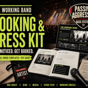 Könnte beinhalten: Ein digitales Marketing-Kit für Musiker mit einem Laptop, der eine Website anzeigt, einem offenen Heft mit dem Titel The Working Band One-Sheet, einem Notizblock mit Veranstaltungsorten, einem Stift, einem Mikrofon und einem All Access Artist Ausweis.