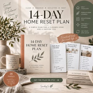 Puede incluir: Un conjunto de documentos 14-Day Home Reset Plan con una cubierta beige ilustrada con una hoja, una taza con el texto Good Things Happen In A Clean Home y listas de verificación impresas que incluyen una guía de limpieza.