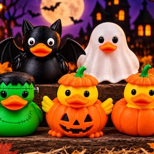 Könnte beinhalten: Eine Sammlung von fünf Halloween-Gummi-Enten. Das Set besteht aus einer schwarzen Fledermaus-Ente, einer weißen Geister-Ente, einer grünen Frankenstein-Ente, einer gelben Ente in einem Kürbis und einer gelben Ente in einem weiteren Kürbis.