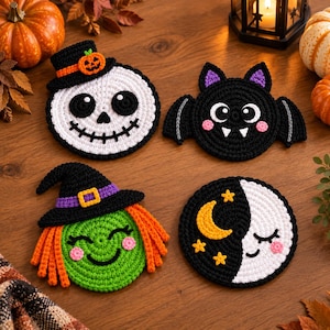 Może przedstawiać: Cztery okrągłe szydełkowe podstawki z motywami halloweenowymi: biała czaszka w czarnym cylindrze z dynią, czarny nietoperz z fioletowymi uszami, zielona czarownica z pomarańczowymi włosami i fioletowym kapeluszem oraz czarno-biały księżyc z gwiazdami.