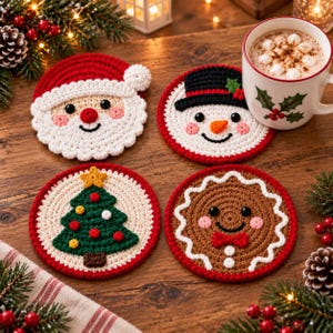 Könnte beinhalten: Vier runde Häkeluntersetzer mit weihnachtlichen Motiven: ein Weihnachtsmann-Gesicht, ein Schneemann mit schwarzem Hut, ein grüner Weihnachtsbaum mit gelbem Stern und ein braunes Lebkuchenmännchen mit roter Fliege, alle mit weiß-roten Rändern.