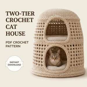 Puede incluir: Una casa para gatos de ganchillo beige de dos niveles con un patrón de rejilla y dos aberturas arqueadas. Un gato se sienta en el nivel inferior. El texto dice: TWO-TIER CROCHET CAT HOUSE, PDF CROCHET PATTERN, INSTANT DOWNLOAD.
