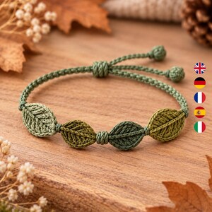 Peut inclure: Un bracelet en cordon vert composé de quatre motifs de feuilles crochetées dans des nuances variées de vert olive et de vert forêt. Le bracelet possède un fermoir coulissant réglable avec deux extrémités terminées par un petit nœud.