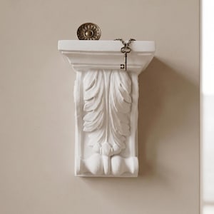Mensola a mensola bianca, staffa da parete neoclassica in gesso realizzata a mano, decorazione architettonica con foglie d'acanto - Made in Italy