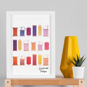 Impresión artística digital de descarga instantánea con carretes de hilo y agujas de colores para decoración de pared de sala de costura.