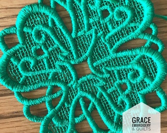 Peut inclure: Un gros plan sur un motif de dentelle verte aux détails complexes. La dentelle est faite d'un tissu fin et délicat et présente un motif magnifique et complexe. La dentelle est parfaite pour ajouter une touche d'élégance à tout projet.