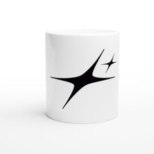 Könnte beinhalten: Ein weißer Keramikbecher mit einem schwarzen Grafikdesign aus zwei vierzackigen Sternen. Der größere Stern ist mittig platziert und hat längliche, geschwungene Spitzen, während sich ein kleinerer, einfacherer Stern oben rechts befindet.