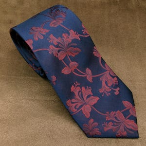 Martian Lily Tie