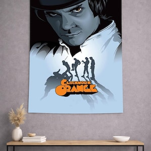 Peut inclure: Une tapisserie murale rectangulaire présentant une illustration graphique d'un personnage portant un chapeau melon, avec une silhouette de quatre personnages en dessous et le texte orange A Clockwork Orange centré sur un fond bleu clair.
