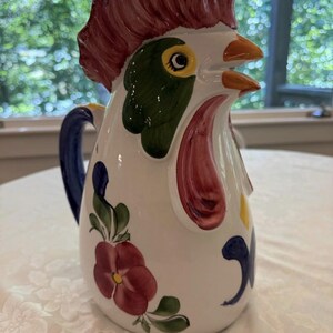 Brocca in ceramica a forma di gallo, dipinta a mano, realizzata in Italia.