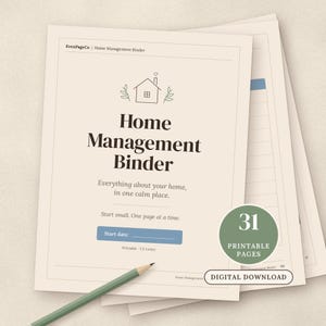 Può includere: Un documento stampabile Home Management Binder con sfondo color crema, caratterizzato da un'icona a forma di casa, testo marrone scuro e un campo blu per la data di inizio. Una matita verde poggia sulla pagina e un badge indica 31 pagine.