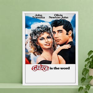 Può includere: Un poster cinematografico rettangolare di Grease con un'illustrazione dipinta di John Travolta e Olivia Newton-John. Il testo recita John Travolta, Olivia Newton-John e Grease is the word in lettere rosse e nere su un cielo blu.