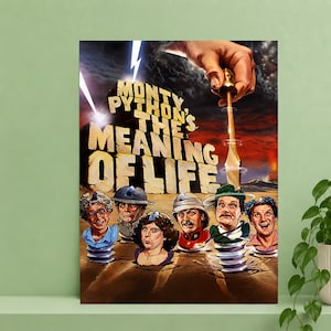 Puede incluir: Un póster de película de Monty Python's The Meaning of Life que muestra una mano grande sosteniendo una herramienta sobre cinco personas que emergen del suelo. El título aparece en letras grandes y negritas sobre un cielo oscuro y dramático.