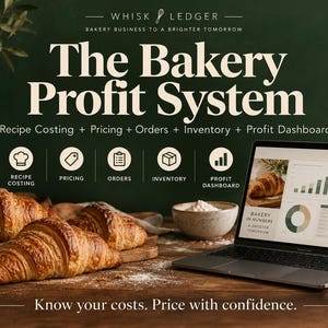 Puede incluir: Una pantalla de producto digital titulada The Bakery Profit System que muestra un portátil con un panel de control de beneficios, cruasanes en una tabla de madera, un soporte de cerámica y una taza verde con texto.