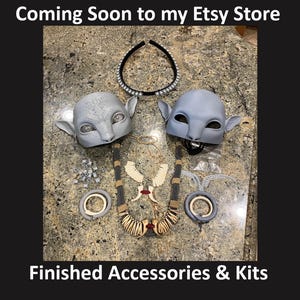 Puede incluir: Coming Soon to my Etsy Store. Finished Accessories & Kits. Dos m&aacute;scaras grises de aspecto alien&iacute;gena, una diadema negra con cristales transparentes, un collar trenzado gris y beige con dijes de hueso, dos brazaletes grises y componentes peque&ntilde;os.