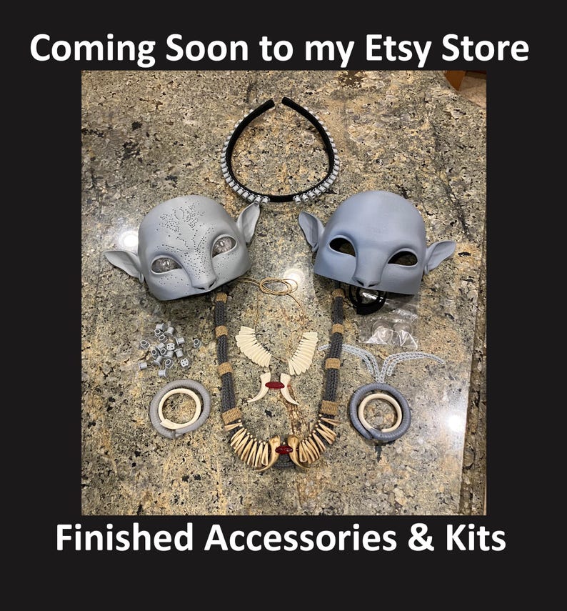 Puede incluir: Coming Soon to my Etsy Store. Finished Accessories & Kits. Dos m&aacute;scaras grises de aspecto alien&iacute;gena, una diadema negra con cristales transparentes, un collar trenzado gris y beige con dijes de hueso, dos brazaletes grises y componentes peque&ntilde;os.