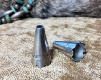 Cone/s de prata esterlina com furo grande gravado para borlas e artesanato – Borda ondulada