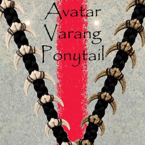 Pode incluir: Uma extensão de cabelo trançada preta com múltiplos ornamentos curvos em forma de garra na cor de osso, fixados com cordão castanho escuro. O texto Avatar Varang Ponytail está centrado em letras pretas sobre um fundo de faixa vertical vermelha.