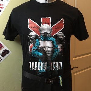 Cyberpunk 2077 Trauma Team T-Shirt mit Taktischen Zubehör