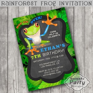 Puede incluir: Una rana verde con patas naranjas está en una pizarra con el texto "Hop on Over!" y "Come Help Us Celebrate Ethan's 7th Birthday!" La pizarra está rodeada de hojas verdes. El texto debajo de la pizarra dice "Saturday, Feb. 17th @ 2:00, 213 Rainforest Ln, Los Angeles, CA. RSVP by 2/10 to Kathy 213.111.1212 or Kathy@mail.com".
