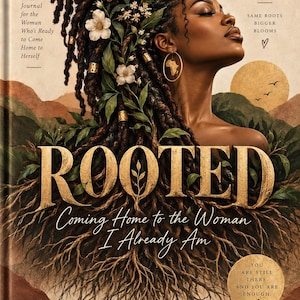 Op de afbeelding: Een dagboek getiteld ROOTED Coming Home to the Woman I Already Am door Kelly. De kaft toont een illustratie van een persoon met donkere dreadlocks versierd met bloemen, gouden haarklemmen en oorbellen in de vorm van Afrika.