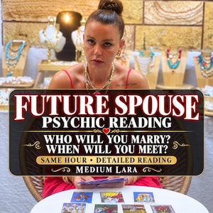 Può includere: Un cartello rettangolare con sfondo nero e testo bianco che recita FUTURE SPOUSE PSYCHIC READING, WHO WILL YOU MARRY? WHEN WILL YOU MEET? SAME HOUR • DETAILED READING, e MEDIUM LARA, posizionato sopra un tavolo con carte dei tarocchi.